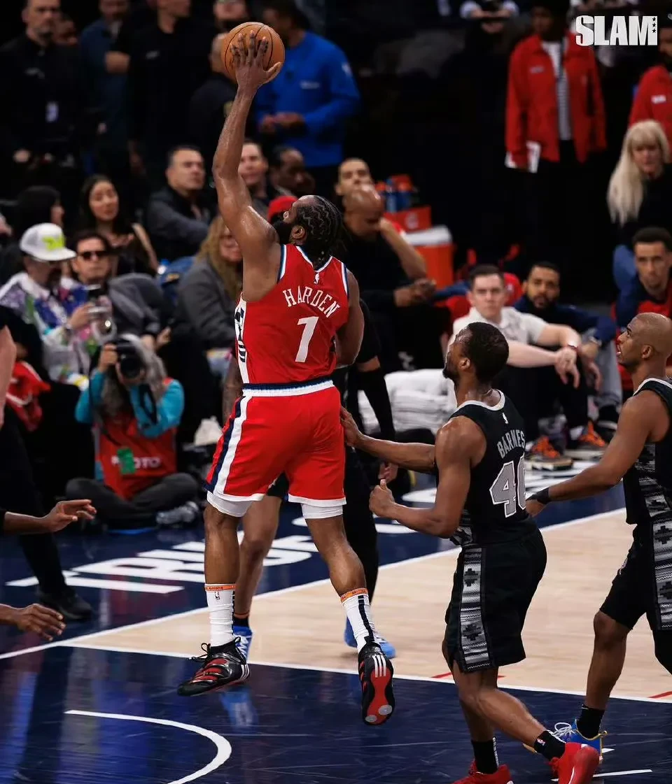 国际比赛日法国杯焦点战，洛杉矶快船完成体检，底气十足，身体对抗强度拉满